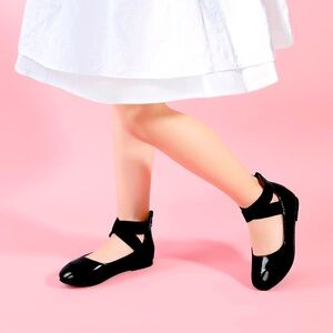 Black ballerina flats